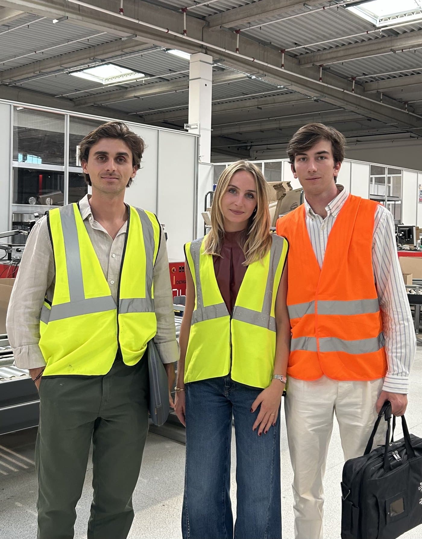 Roman Burgun, Elisa Bocher et Rodrigue de Guerre, fondateurs de HYPTO, en gilets de chantier