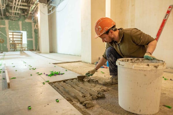 Carreleur sur chantier