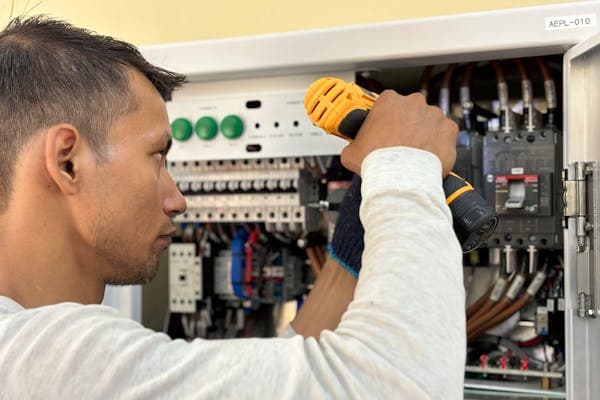 Électricien sur chantier