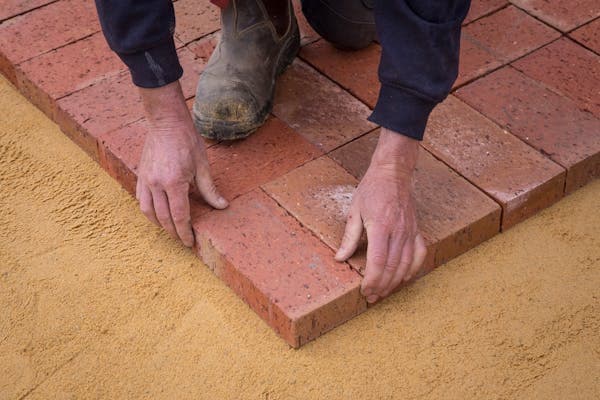 Maçon sur chantier
