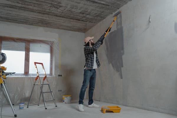 Peintre sur chantier